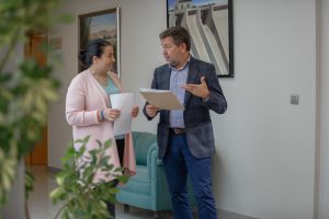 En la foto, Alba Fernández, directora técnica, y Juan Marín, presidente de la Comunidad de Regantes de Lorca